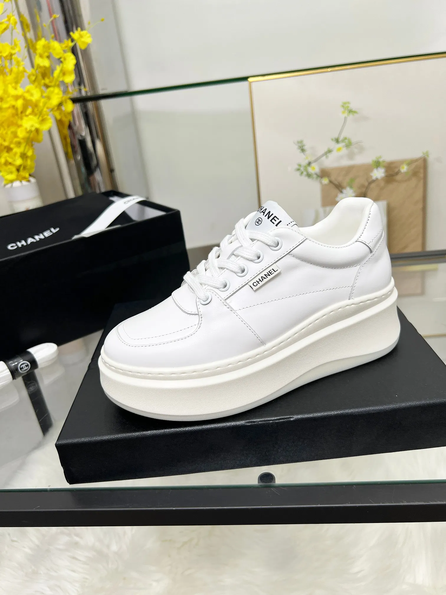 👟👟Ex-factory price 480👟👟 CHANEL 25C spring and summer new sports shoes official website is available at the same time ❤️ Counter out-of-stock kings. Major bloggers are recommending new styles on social days. This season’s new styles are simply eye-catching and look great on the feet. The casual casual sports style is refreshing and natural, interpreting Chanel’s fashionable femininity. The overall customization makes all sports models on the market at that time obsolete. This series is now available for sale! The upper is made of custom imported pebbled calf leather ➕ custom frosted calf leather. The lining is made of original one-to-one professionally customized mesh. Hardware accessories. Original full set of molds (not common in the market). Original custom molded TPU combination outsole. Height 4 cm. Women's size 35-39.